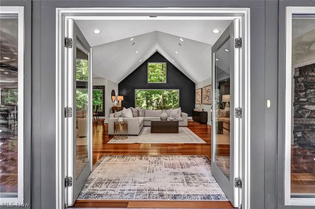 11860 Ridgecliff Circle, Strongsville, OH 44136