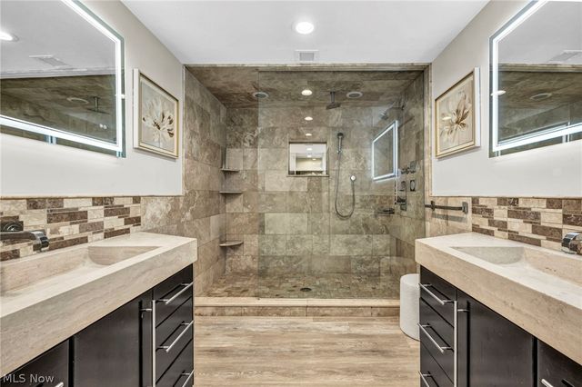 11860 Ridgecliff Circle, Strongsville, OH 44136