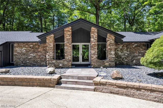 11860 Ridgecliff Circle, Strongsville, OH 44136