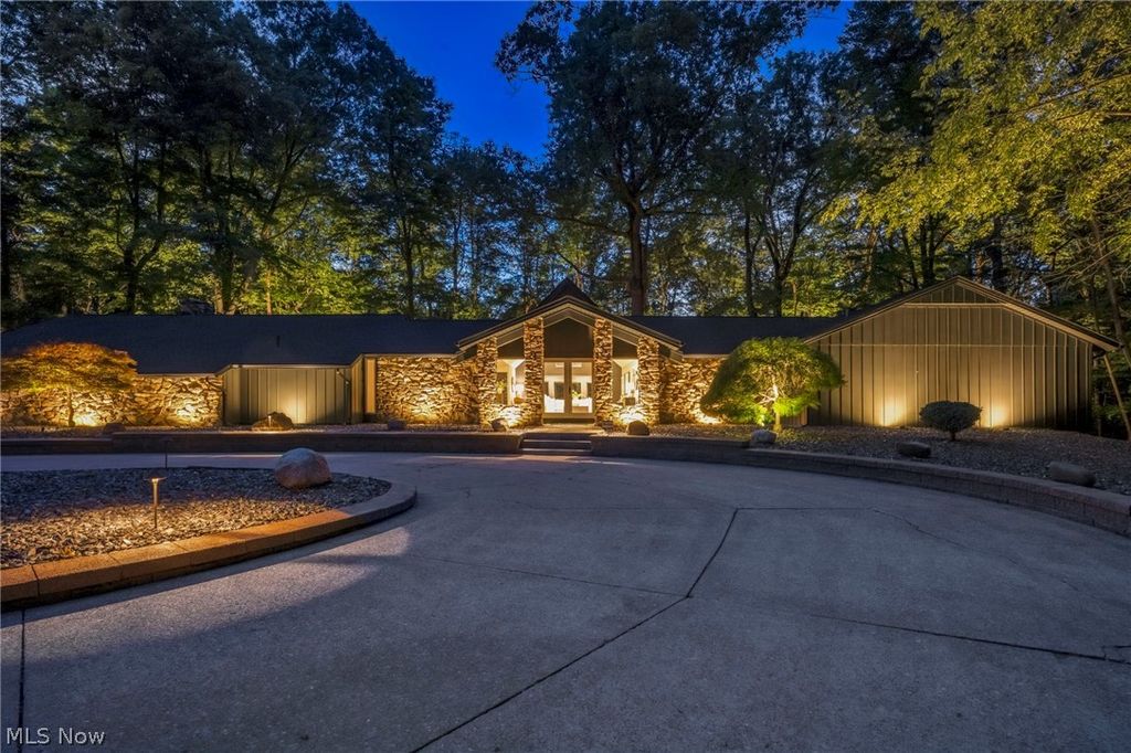 11860 Ridgecliff Circle, Strongsville, OH 44136