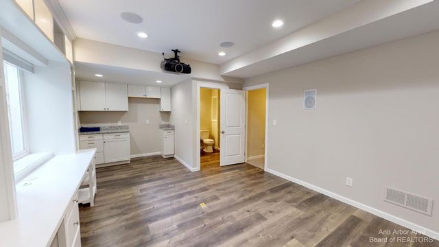 2794 Ashcombe Drive, Ann Arbor, MI 48105