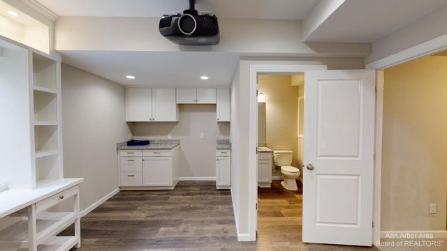 2794 Ashcombe Drive, Ann Arbor, MI 48105