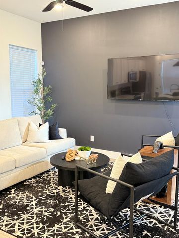 5527 Denmark Street B, Houston, TX 77028