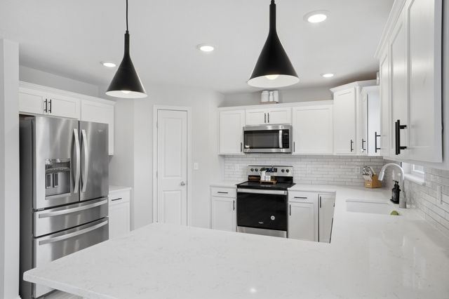 7490 S LAVENDER DR, Columbia, MO 65203