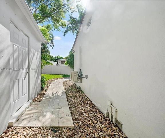 1617 NE 3rd Ct, Fort Lauderdale, FL 33301