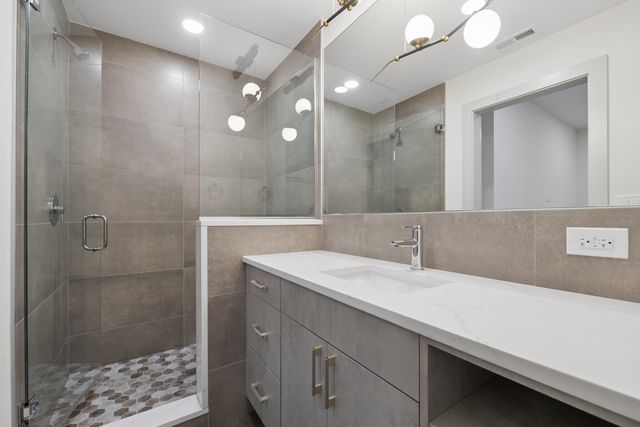 2719 W St Georges Court 1, Chicago, IL 60647