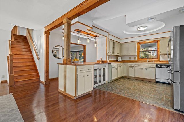 12763 N East Shoreland DRIVE, Mequon, WI 53092