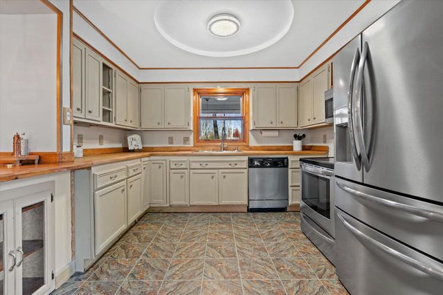 12763 N East Shoreland DRIVE, Mequon, WI 53092
