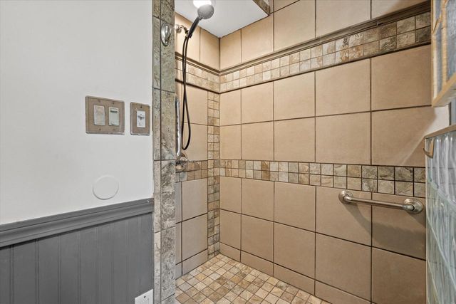 12763 N East Shoreland DRIVE, Mequon, WI 53092