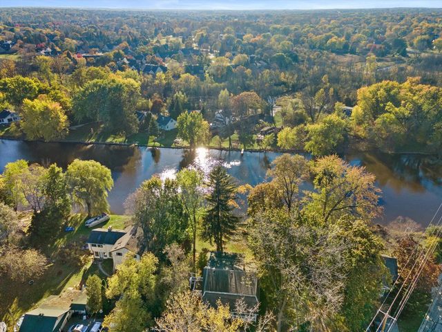 12763 N East Shoreland DRIVE, Mequon, WI 53092