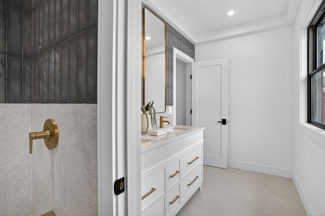 82-84 East Side Pkwy 82, Newton, MA 02458