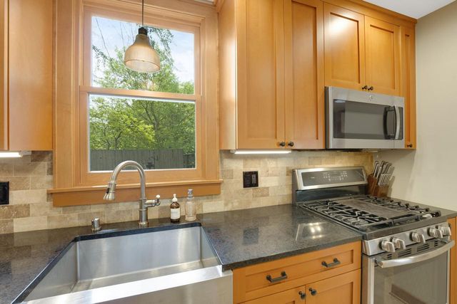 3061 N Gordon CIRCLE, Milwaukee, WI 53212