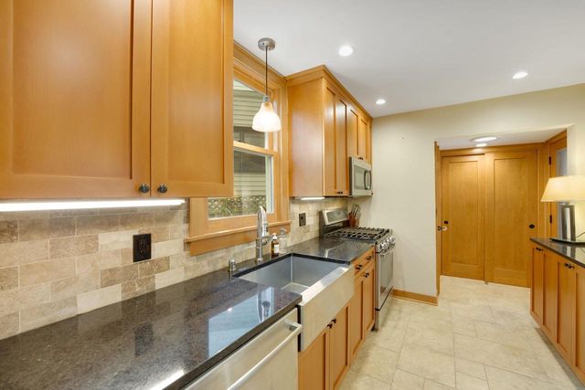 3061 N Gordon CIRCLE, Milwaukee, WI 53212