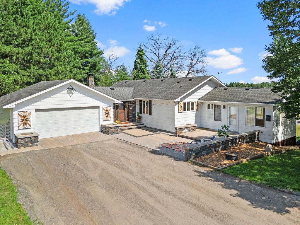 3097 325th Avenue NW, Cambridge, MN 55008
