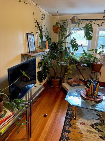 121 Rutherglen Avenue, Providence, RI 02907