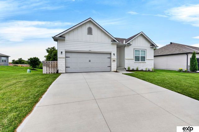 20882 Camelback Avenue, Gretna, NE 68028