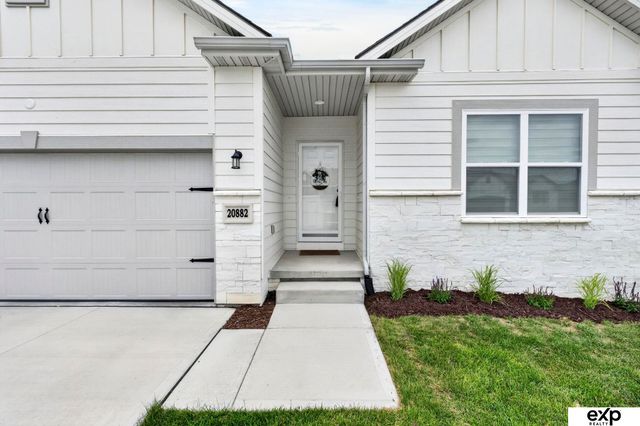 20882 Camelback Avenue, Gretna, NE 68028