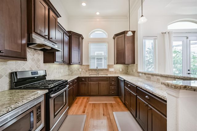 2016 Sabine Street, Houston, TX 77007