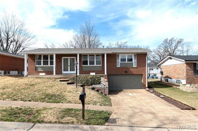 9757 Croftwood Drive, St Louis, MO 63123