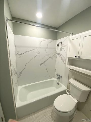 9757 Croftwood Drive, St Louis, MO 63123