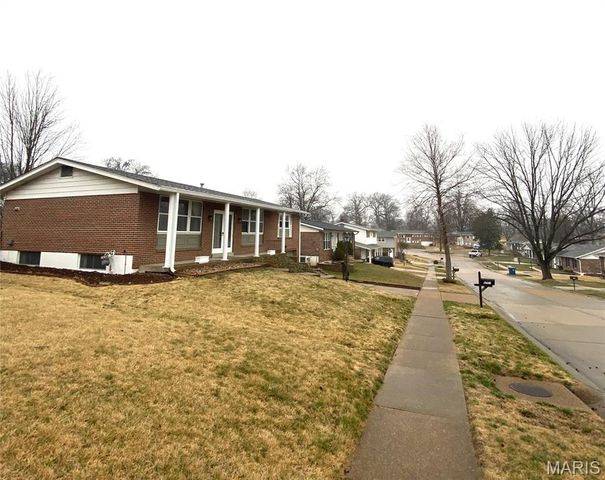 9757 Croftwood Drive, St Louis, MO 63123
