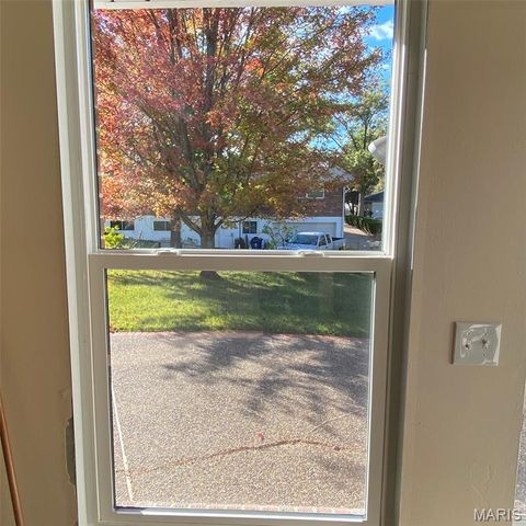 9757 Croftwood Drive, St Louis, MO 63123