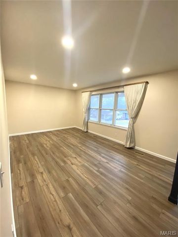 9757 Croftwood Drive, St Louis, MO 63123