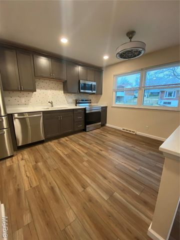 9757 Croftwood Drive, St Louis, MO 63123