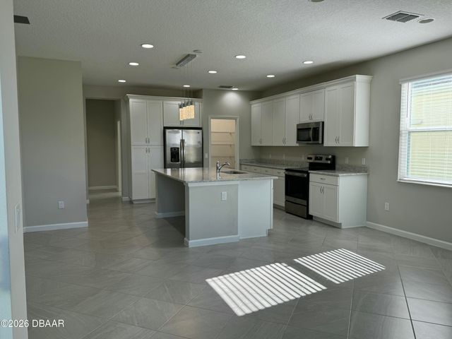 899 Attitude Avenue, Daytona Beach, FL 32124