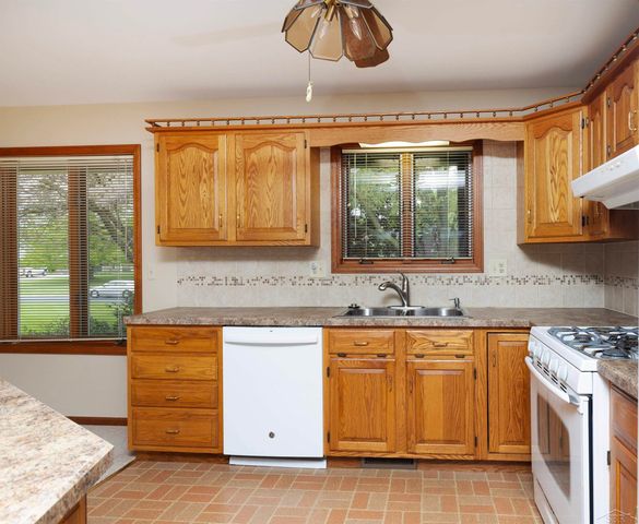 11145 Lake Circle North Street, Saginaw, MI 48609