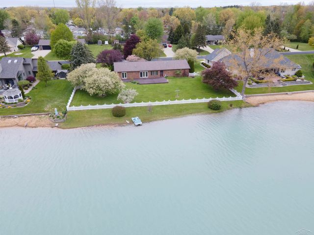 11145 Lake Circle North Street, Saginaw, MI 48609