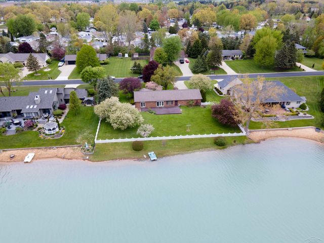 11145 Lake Circle North Street, Saginaw, MI 48609