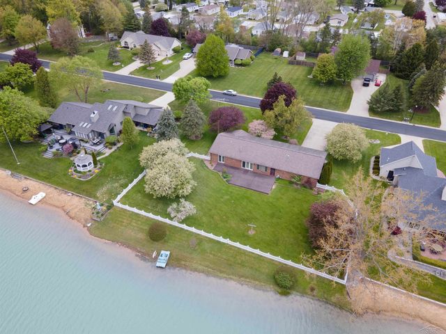 11145 Lake Circle North Street, Saginaw, MI 48609