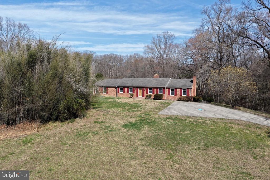 Image 5 of property listing at 8710 BILLINGSLEY RD, White Plains, MD 20695