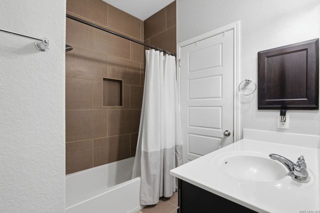 229 bee caves, Cibolo, TX 78108