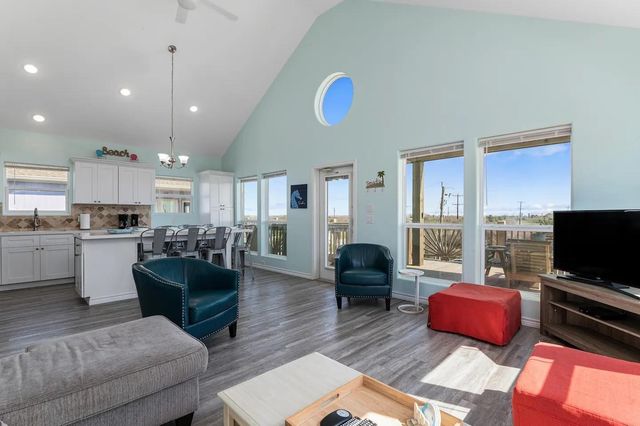 985 Gordon Drive, Gilchrist, TX 77617
