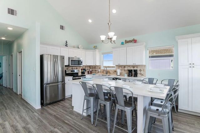 985 Gordon Drive, Gilchrist, TX 77617