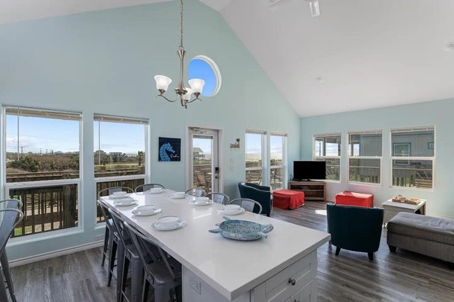 985 Gordon Drive, Gilchrist, TX 77617