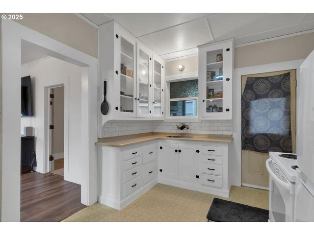 205 N 3RD St, Jefferson, OR 97352