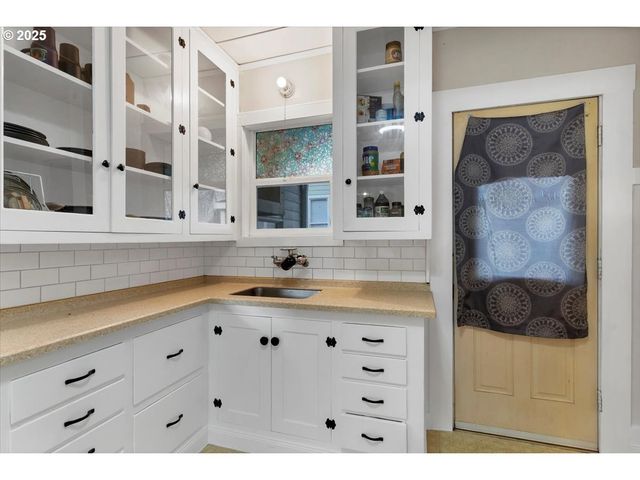 205 N 3RD St, Jefferson, OR 97352