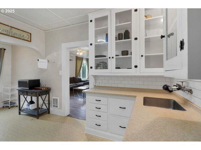 205 N 3RD St, Jefferson, OR 97352