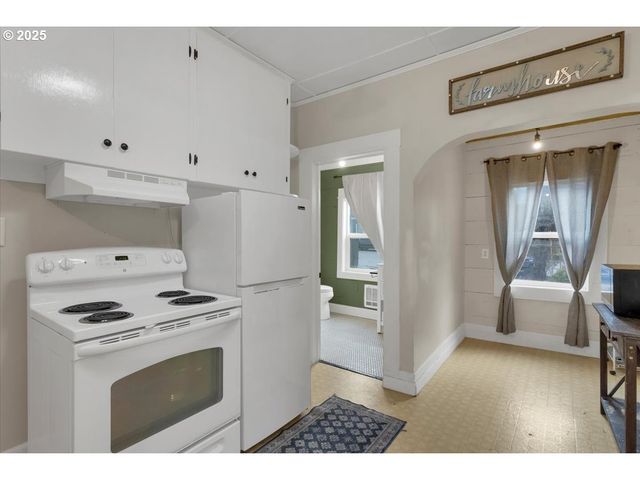 205 N 3RD St, Jefferson, OR 97352