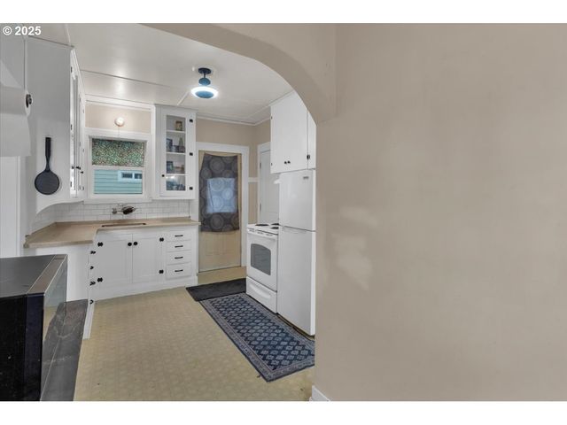 205 N 3RD St, Jefferson, OR 97352