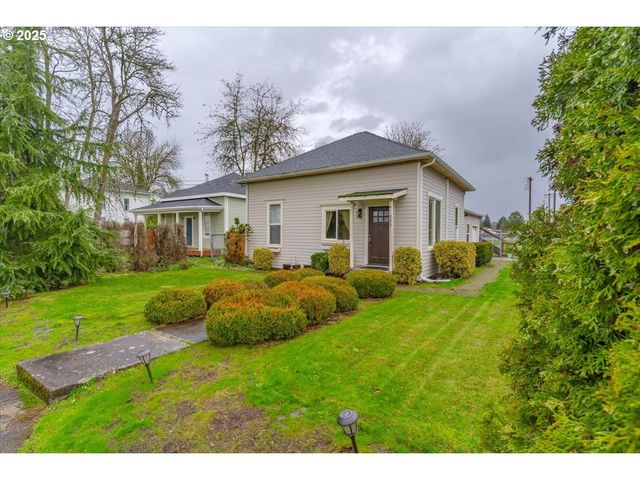 205 N 3RD St, Jefferson, OR 97352