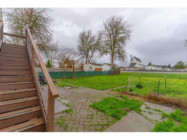 205 N 3RD St, Jefferson, OR 97352