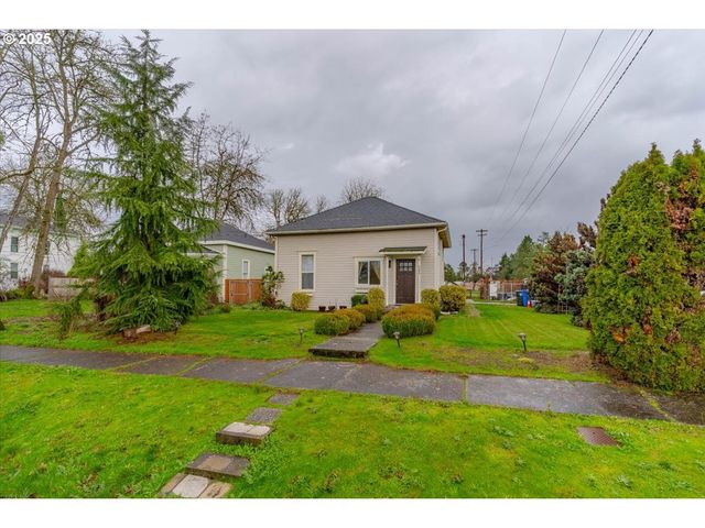 205 N 3RD St, Jefferson, OR 97352