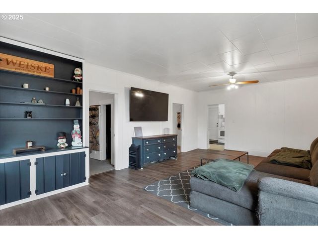 205 N 3RD St, Jefferson, OR 97352