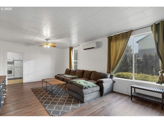 205 N 3RD St, Jefferson, OR 97352