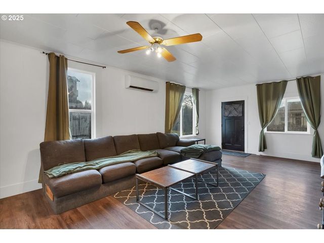 205 N 3RD St, Jefferson, OR 97352