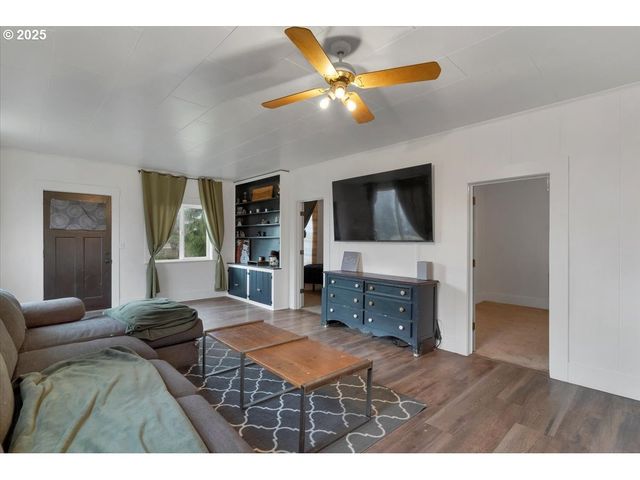 205 N 3RD St, Jefferson, OR 97352